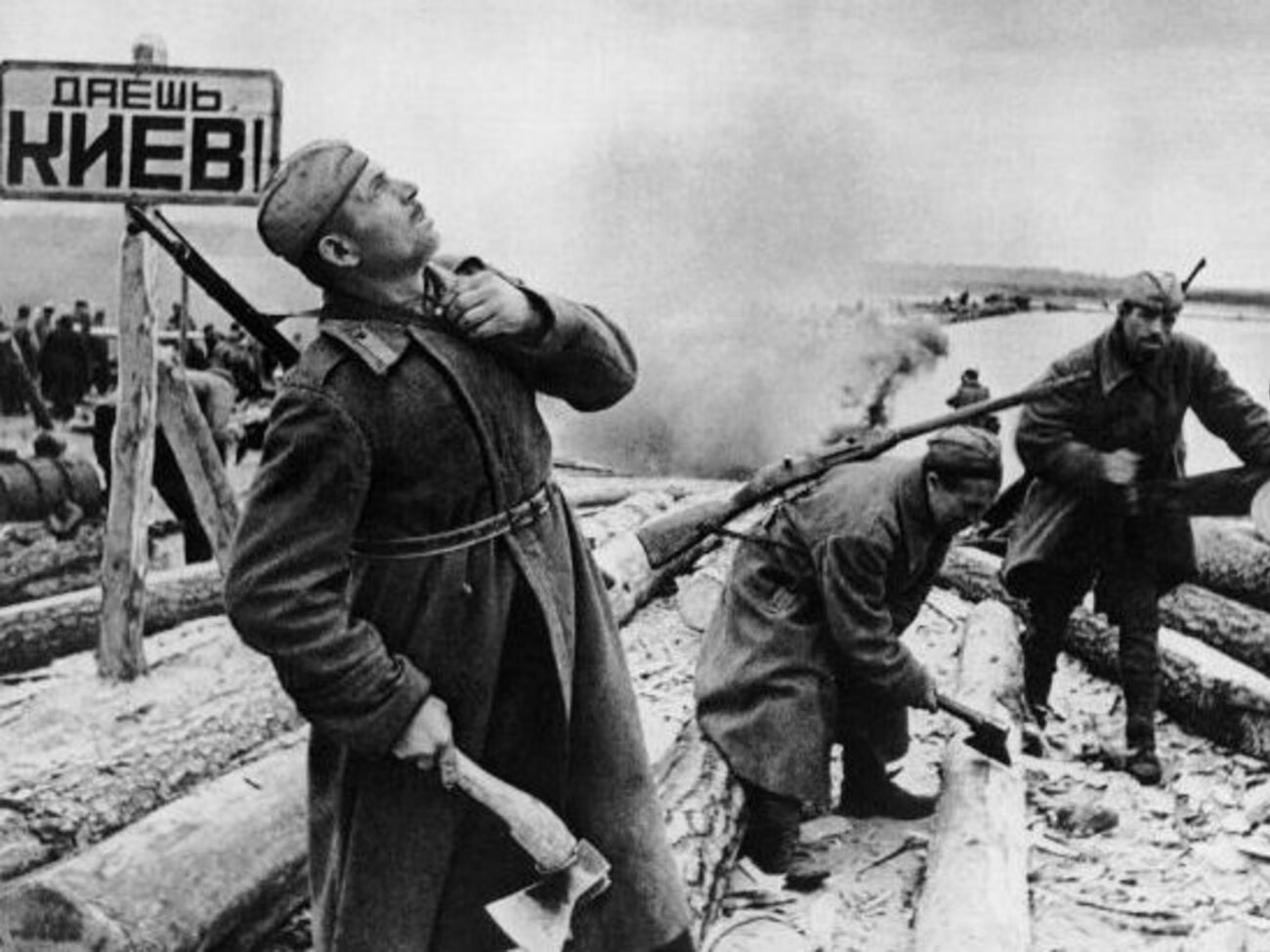 Саперы наводят переправу на Днепре. Осень 1943 года