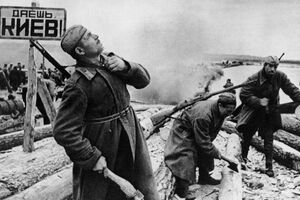 Саперы наводят переправу на Днепре. Осень 1943 года