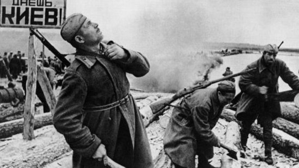 Саперы наводят переправу на Днепре. Осень 1943 года