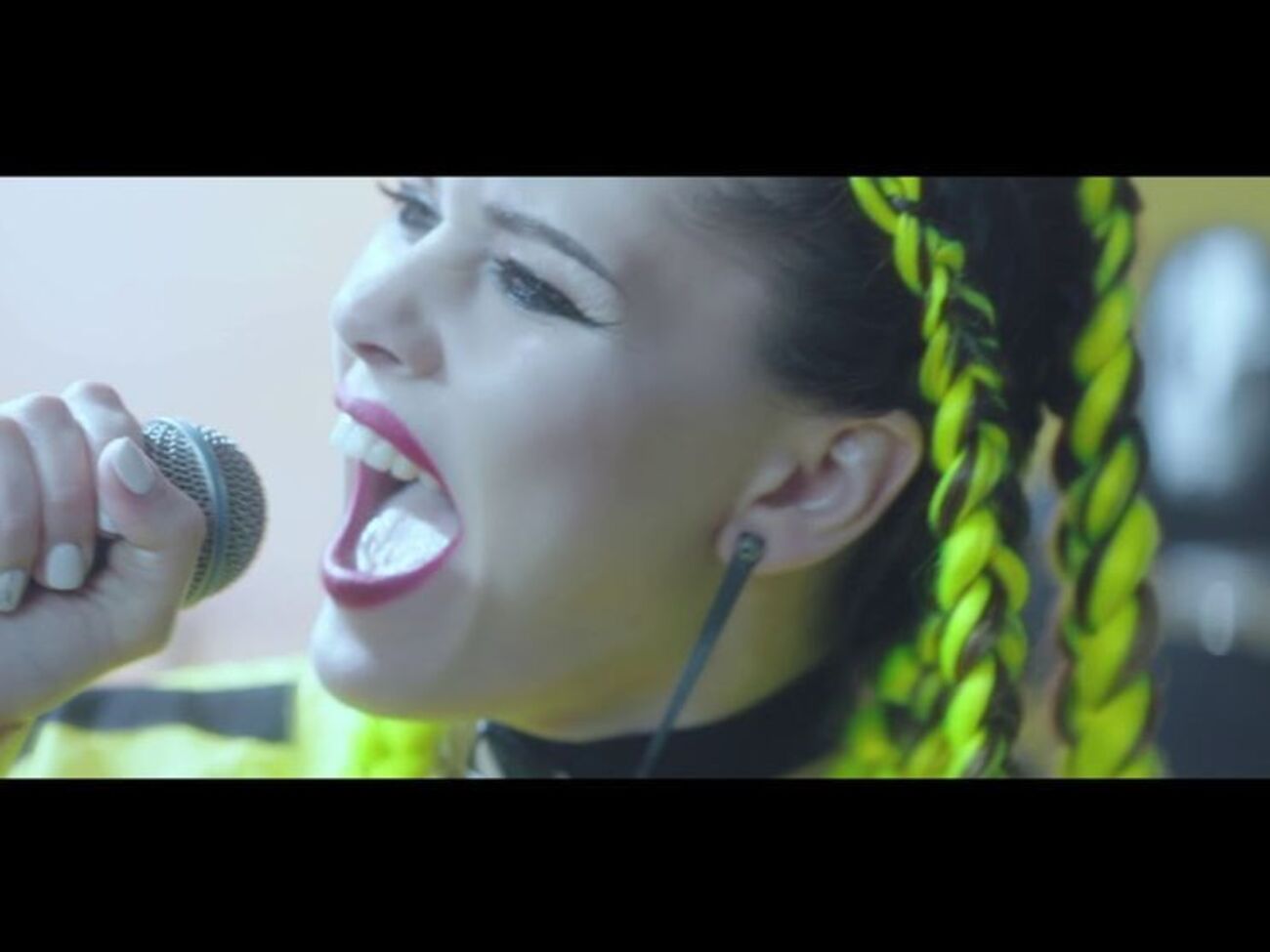 Саніна постала із жовтим волоссям