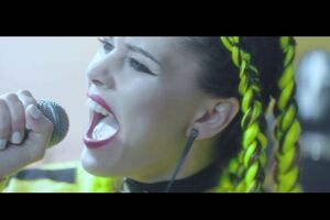 Саніна постала із жовтим волоссям