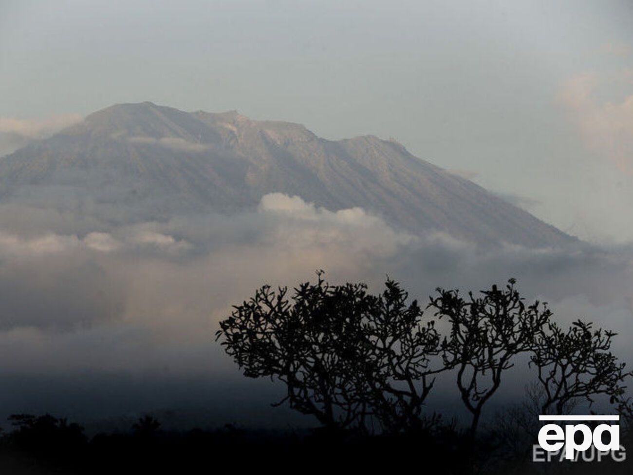 Не варто наближатися до Агунгу на відстань менше ніж 12 км