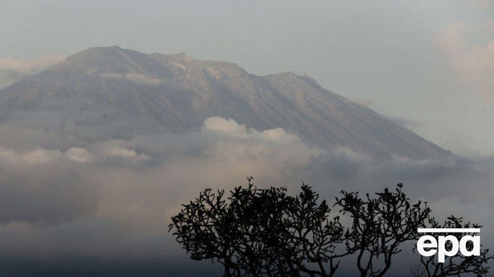 Не варто наближатися до Агунгу на відстань менше ніж 12 км