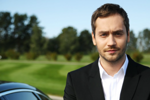 Рожден: Вона не сподівається на те, що тут до неї з неба впаде принц на білому коні, але вона вірить у те, що якщо взяти бика за роги, то, можливо, станеться щось хороше та нове