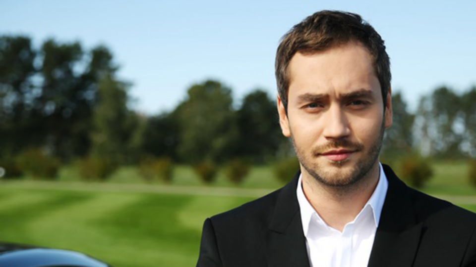 Рожден: Вона не сподівається на те, що тут до неї з неба впаде принц на білому коні, але вона вірить у те, що якщо взяти бика за роги, то, можливо, станеться щось хороше та нове