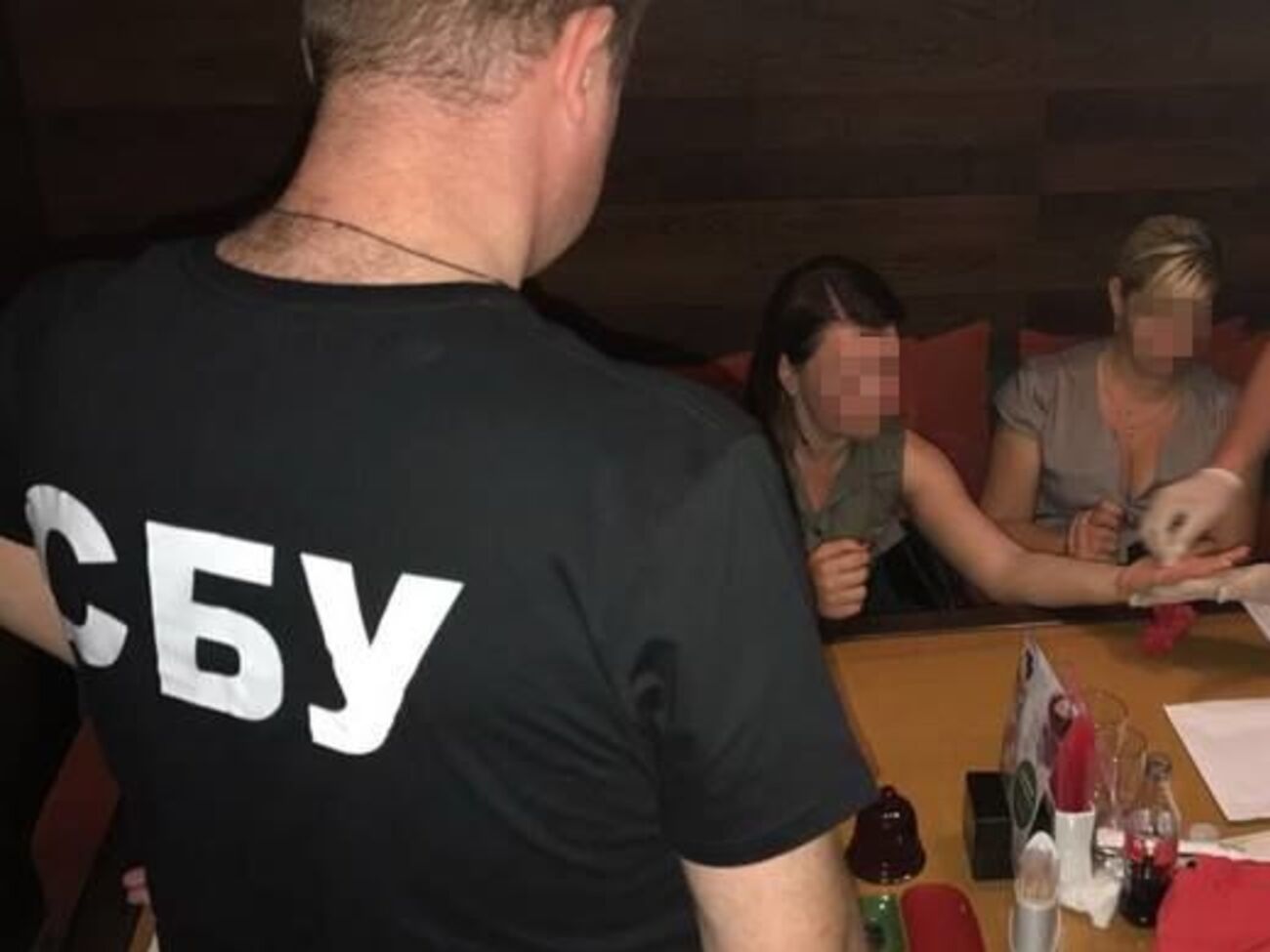 Оперативники СБУ затримали чиновниць у ресторані