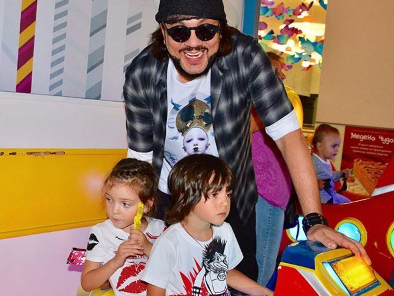 Киркоров: Выходной перед шоу в Пловдиве мы с Аллой-Викторией и Мартином Киркоровым провели в маленькой стране аттракционов и забав в Варне!