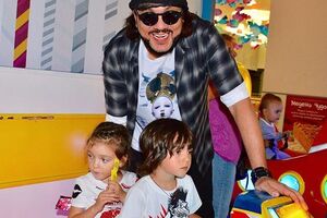 Киркоров: Выходной перед шоу в Пловдиве мы с Аллой-Викторией и Мартином Киркоровым провели в маленькой стране аттракционов и забав в Варне!