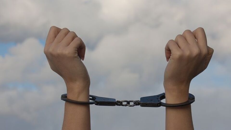 Женщину и ее мужа задержали полицейские