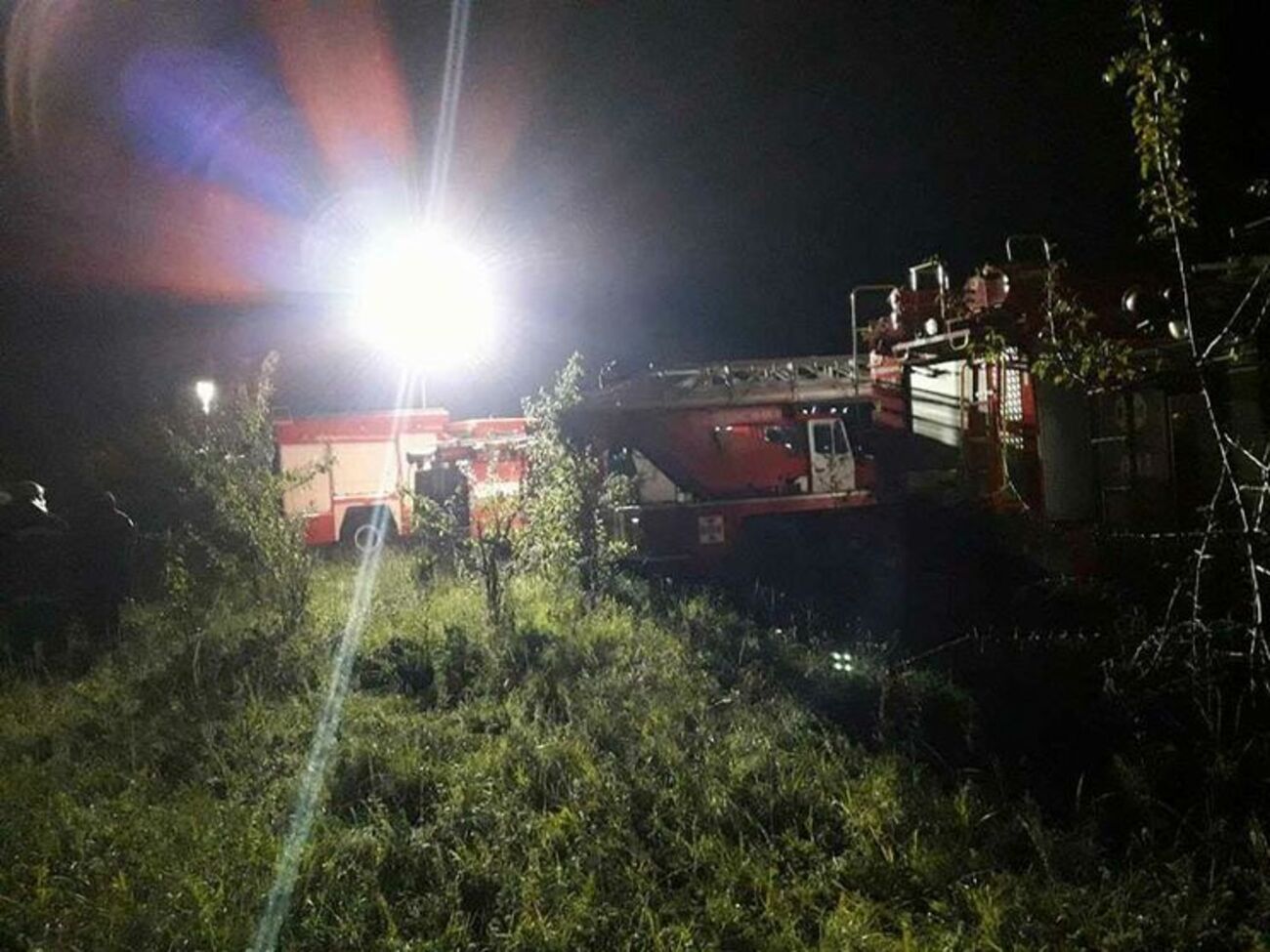 Пожарные готовятся приступить к тушению огня на арсенале