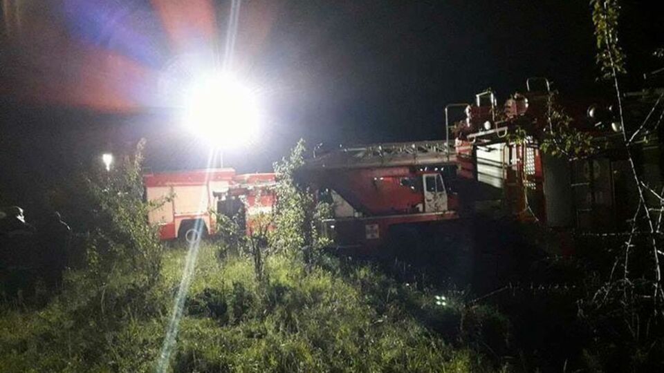 Пожарные готовятся приступить к тушению огня на арсенале