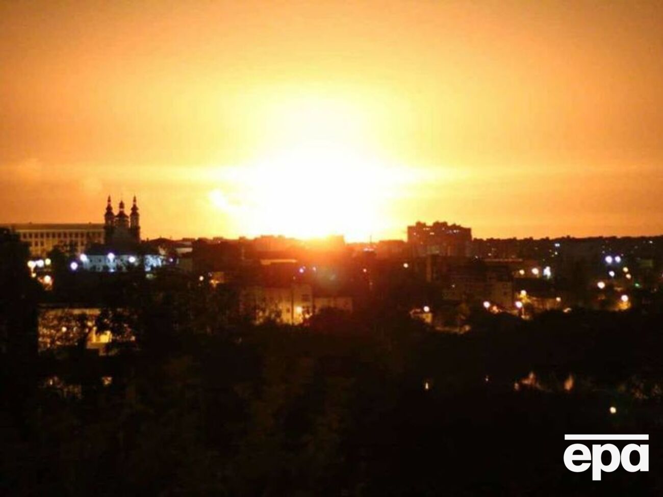 Зарево от взрывов в Калиновке наблюдают в Виннице