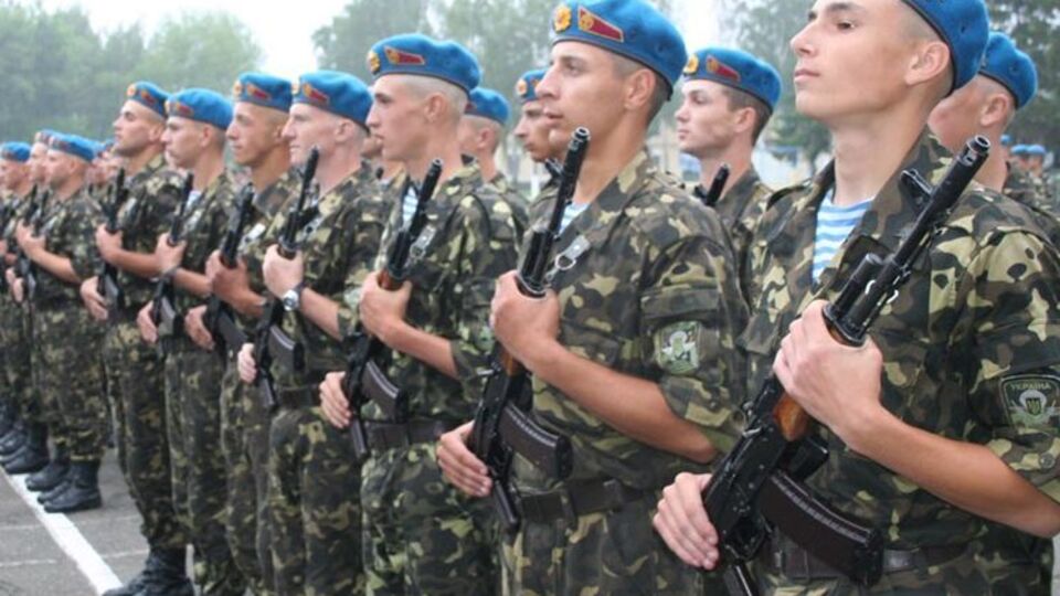 Громадян просять повідомляти про підозрілих осіб поряд із військовими об'єктами