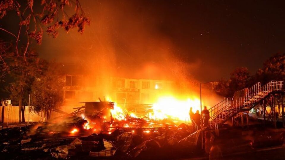 Суд наложил арест на здания горевшего лагеря "Виктория"