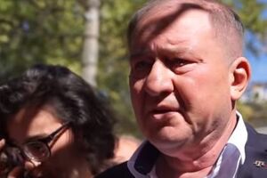 Умерова біля суду чекали прибічники