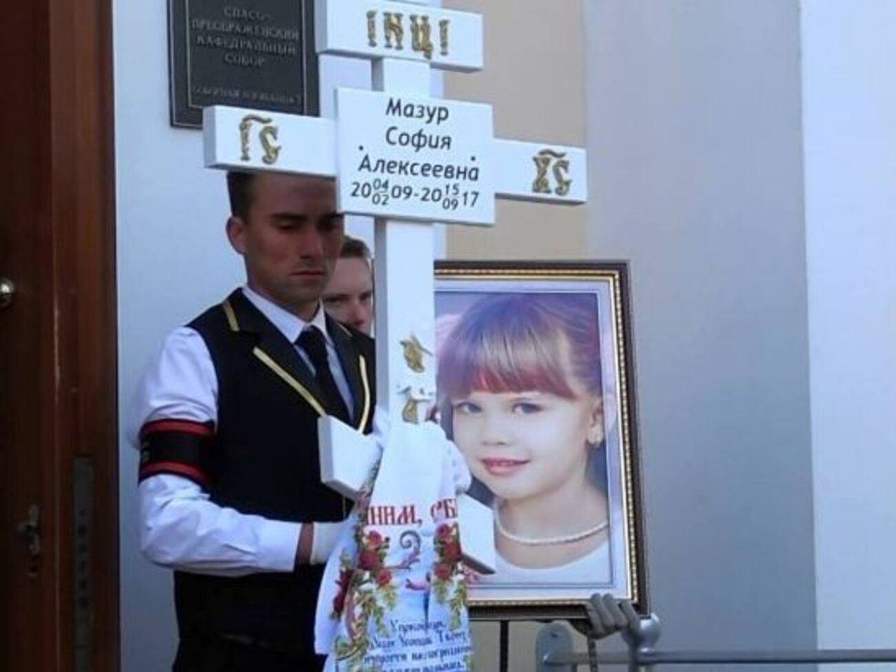 Одесситы простились с девочками, погибшими во время пожара в лагере "Виктория"