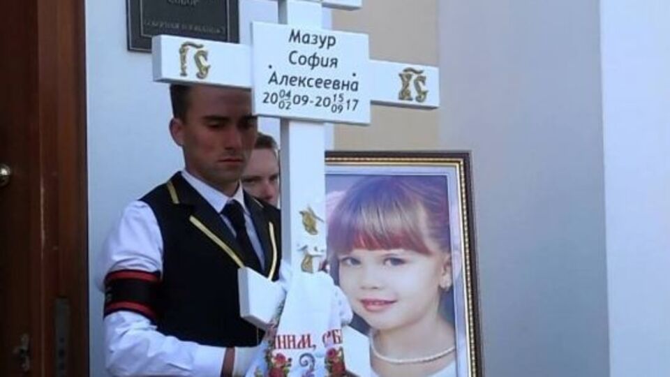 Одесити попрощалися з дівчатками, які загинули під час пожежі у таборі "Вікторія"