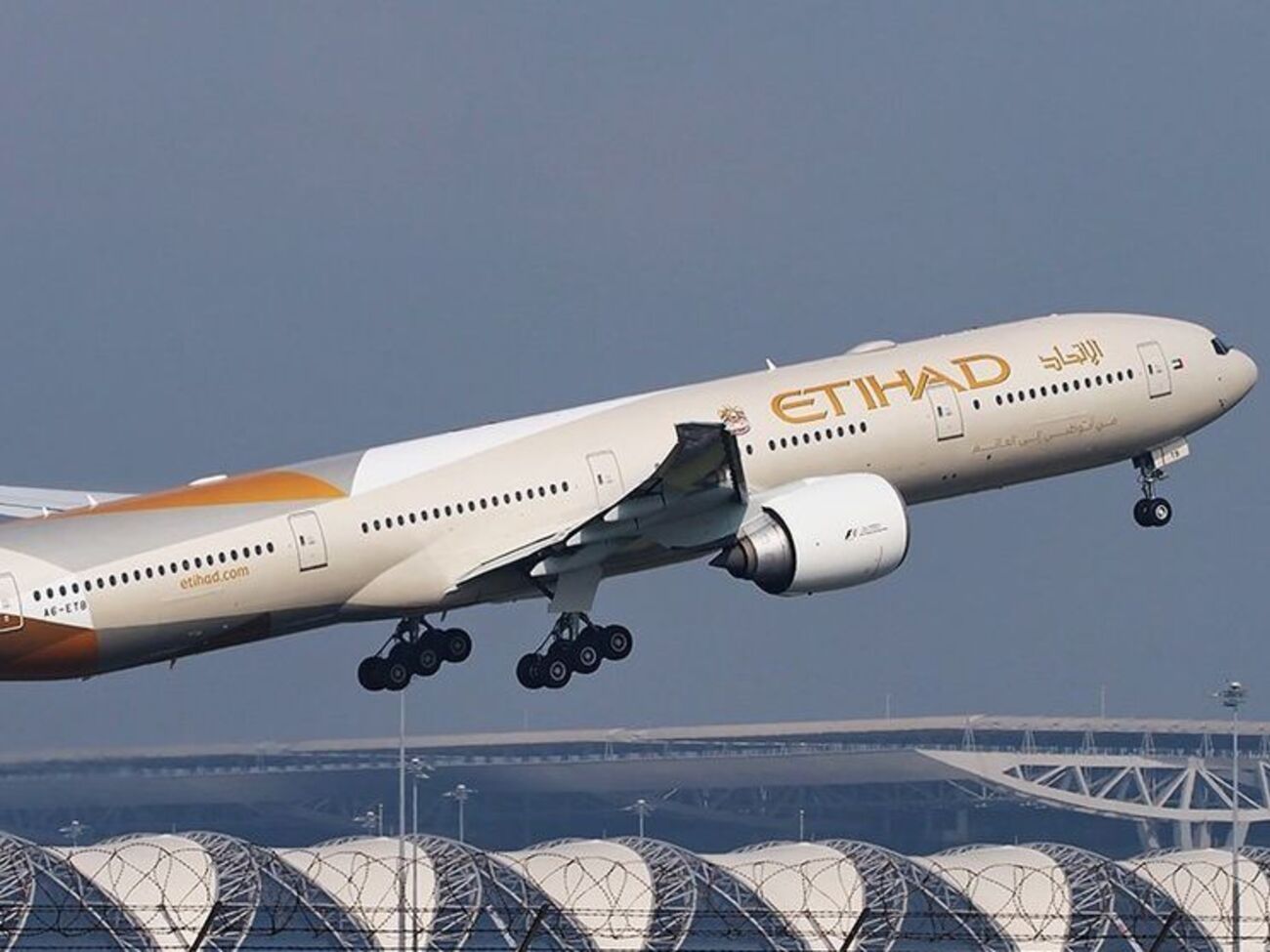 Пилот Etihad Airways умер на борту самолета