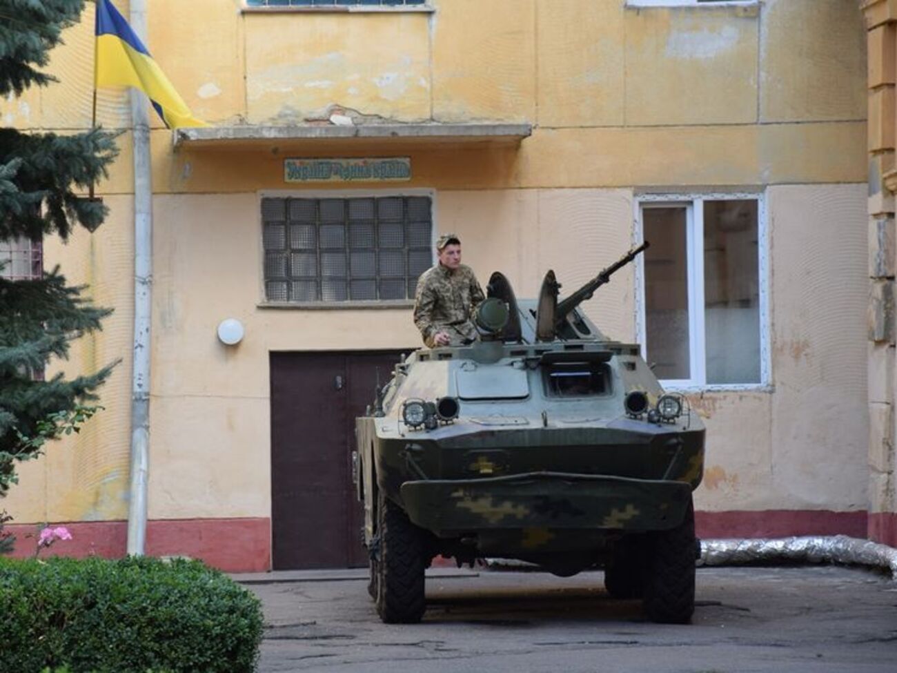 Посилено охорону місць розташування арсеналів, баз зберігання озброєння і боєприпасів
