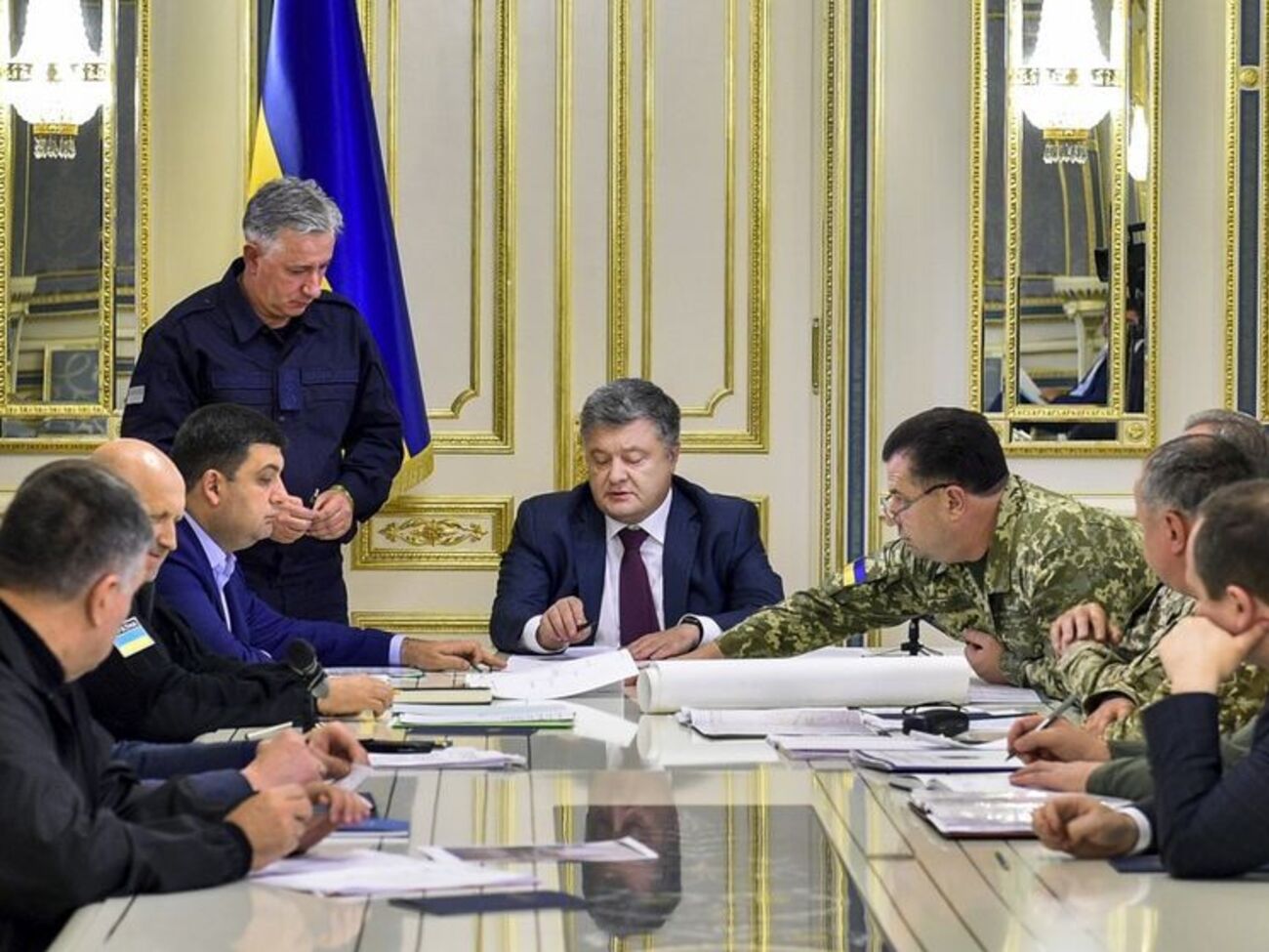 Порошенко потребовал от руководителей силовых ведомств привлечь к ответственности виновных в событиях в Калиновке Винницкой области