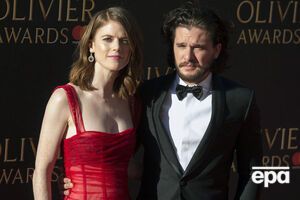 Харингтон и Лесли впервые появились на публике в качестве пары на прошлогоднем вручении премии Лоуренса Оливье