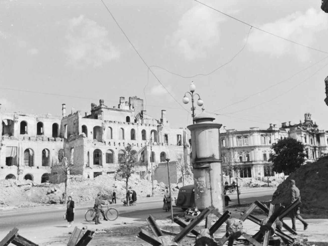 Хорошунова:&nbsp;Ничего не рвут, нигде не стреляют, и, главное, никаких вестей с фронта. И люди расценивают эту тишину как зловещее начало каких-то страшных событий