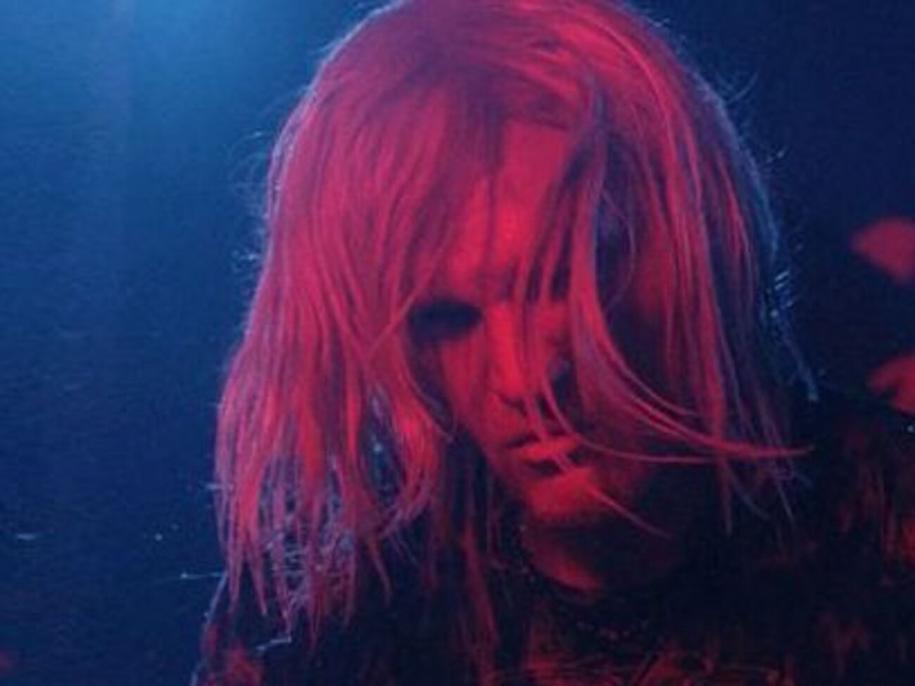 Скрипка примерил парик в стиле гранж