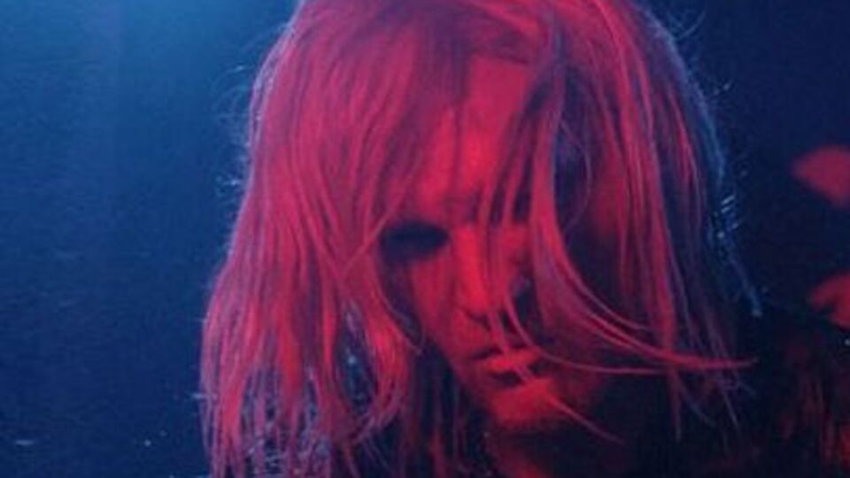 Скрипка приміряв перуку у стилі гранж