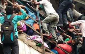 Тиснява утворилася на пішохідному мосту, що веде до залізничної станції