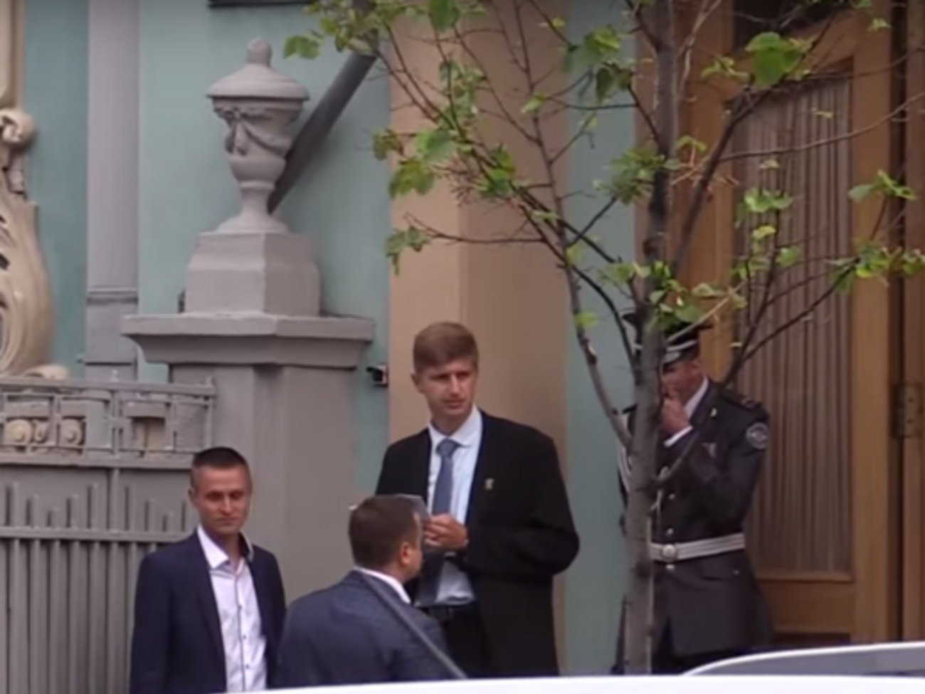 По информации журналистов, подчиненные Гелетея встречали гостей,&nbsp;сверяли списки приглашенных, парковали их автомобили