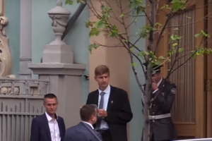 По информации журналистов, подчиненные Гелетея встречали гостей, сверяли списки приглашенных, парковали их автомобили