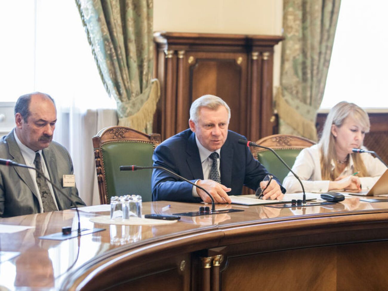 Смолий (в центре) с 11 мая исполняет обязанности главы НБУ