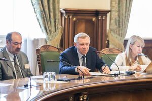 Смолій (у центрі) з 11 травня виконує обов'язки голови НБУ