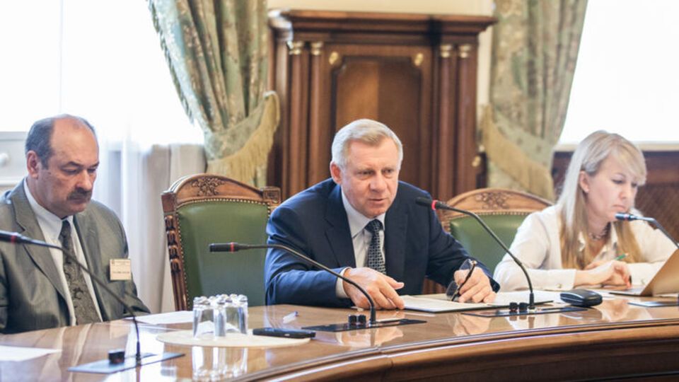 Смолий (в центре) с 11 мая исполняет обязанности главы НБУ