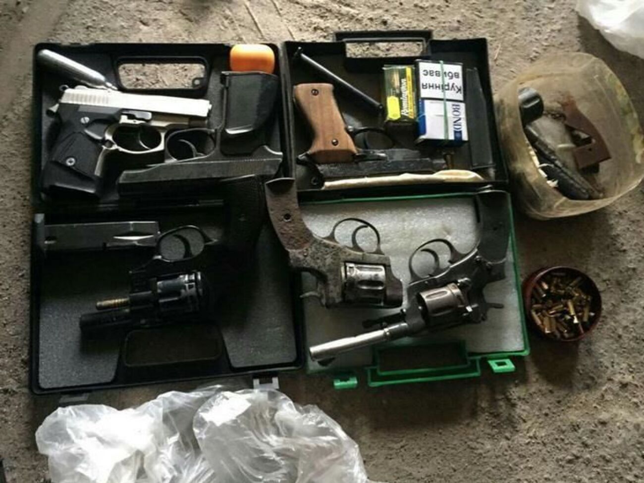 Во время обысков правоохранители изъяли 28 единиц огнестрельного оружия и более 700 патронов