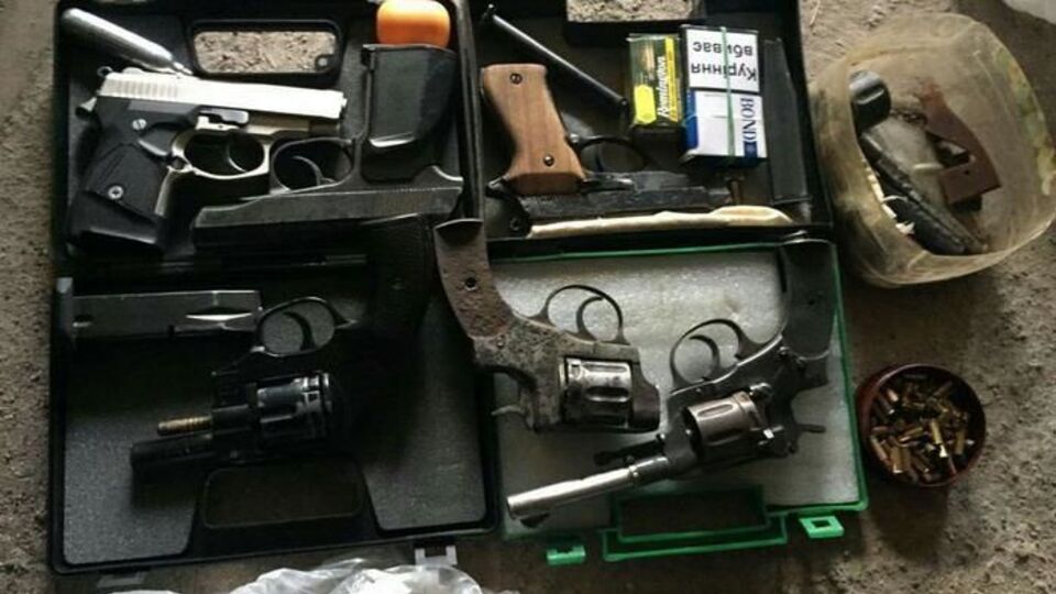 Під час обшуків правоохоронці вилучили 28 одиниць вогнепальної зброї та понад 700 набоїв