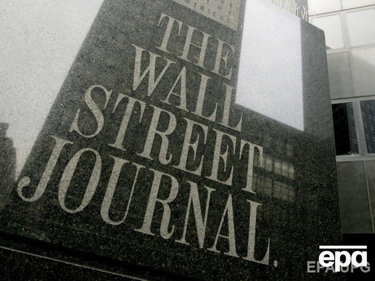 Припинення видавання друкованих версій в Європі та Азії "відбувається на тлі широкої реорганізації редакційної структури", заявили в газеті