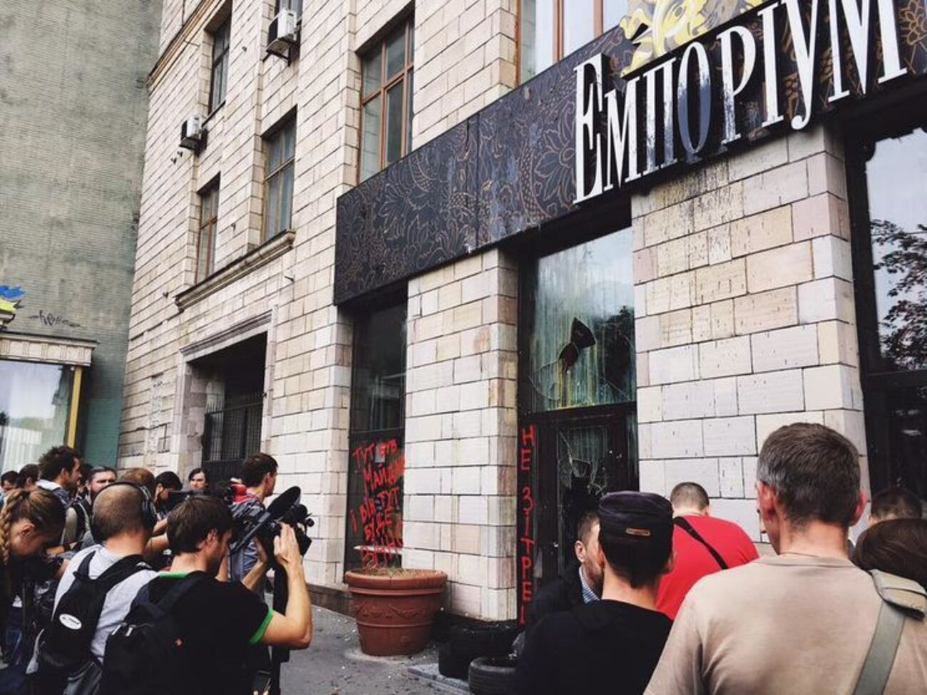 Двері магазину розбили