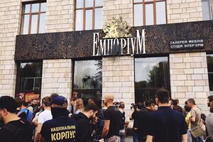 Графіті із салону "Емпоріум" зникли 2 вересня