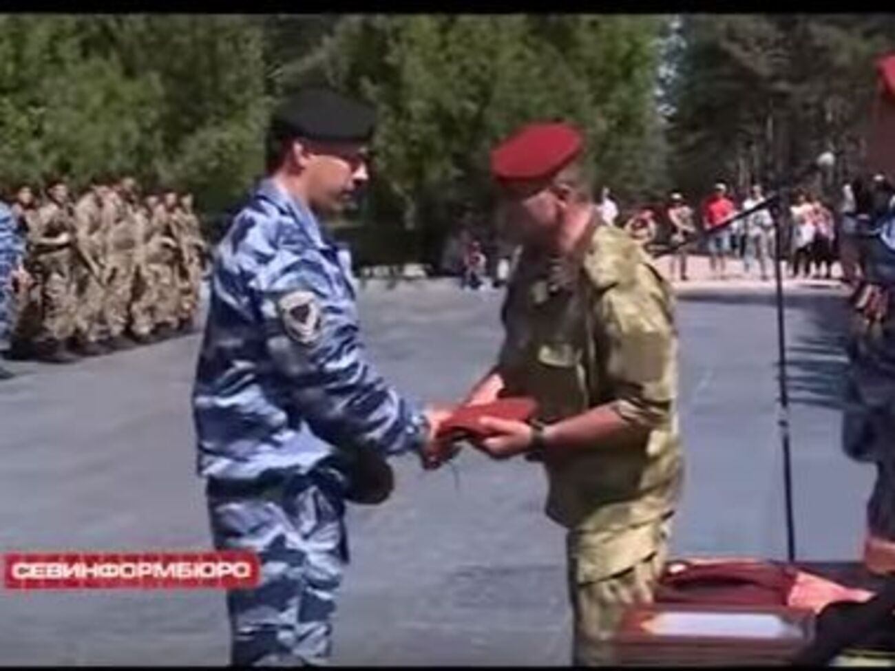 Бойцам вручили краповые береты, что является "высшей формой поощрения за службу и преданность родине"