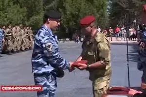 Бійцям вручили крапові берети, що є "вищою формою заохочення за службу й відданість батьківщині"