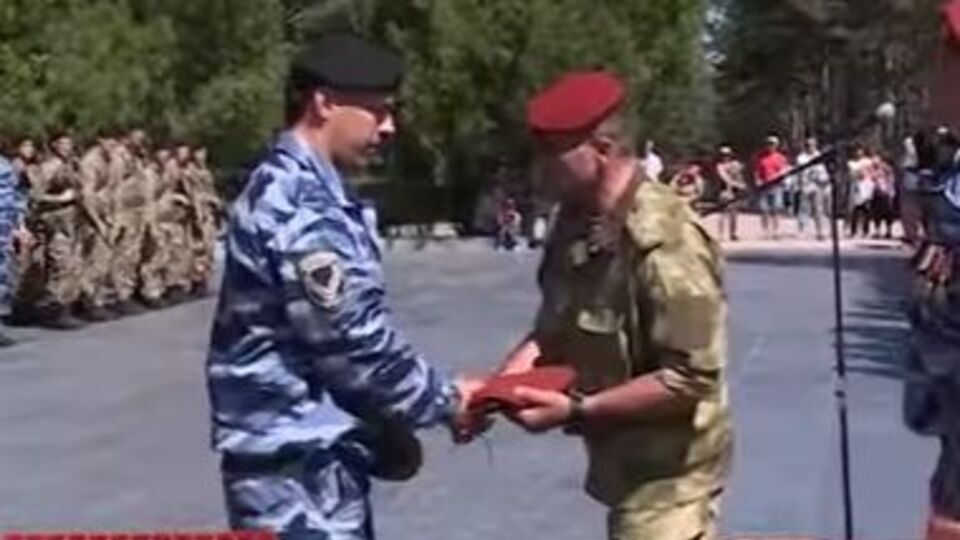 Бійцям вручили крапові берети, що є "вищою формою заохочення за службу й відданість батьківщині"