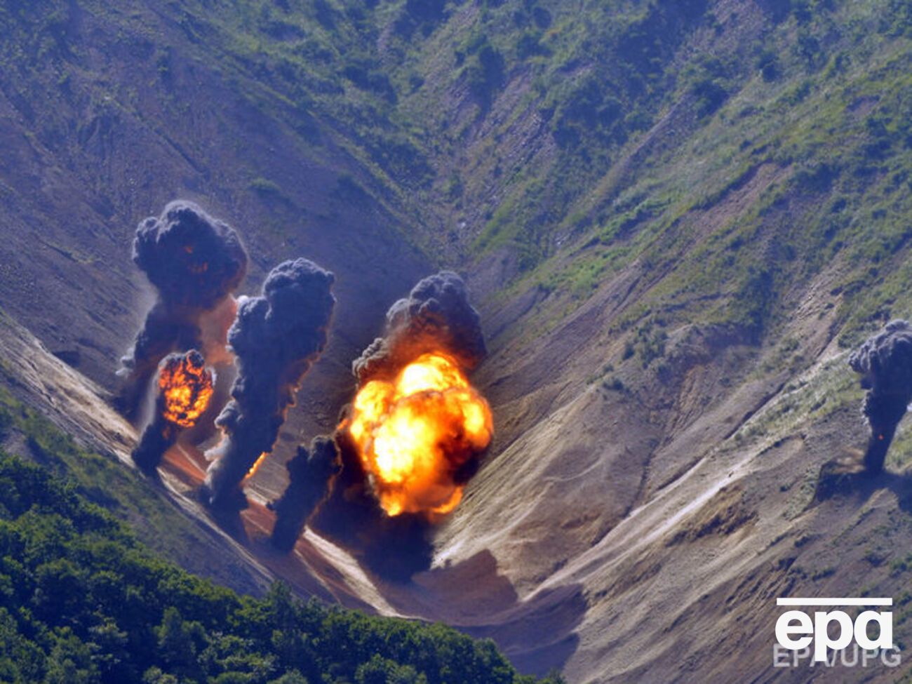 Ракета класса "земля-земля" Hyunmoo и ракета большой дальности "воздух-земля" F-15K точно попали в цель