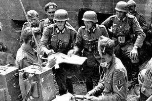 Хорошунова: Позавчера провезли мимо машины с немцами, закованными в кандалы, – есть и такие.