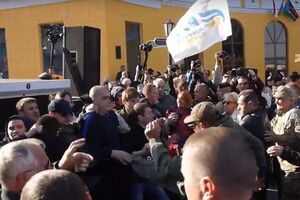 Инцидент произошел возле машины с аппаратурой