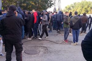 Акцію блокувало приблизно сотню молодих людей