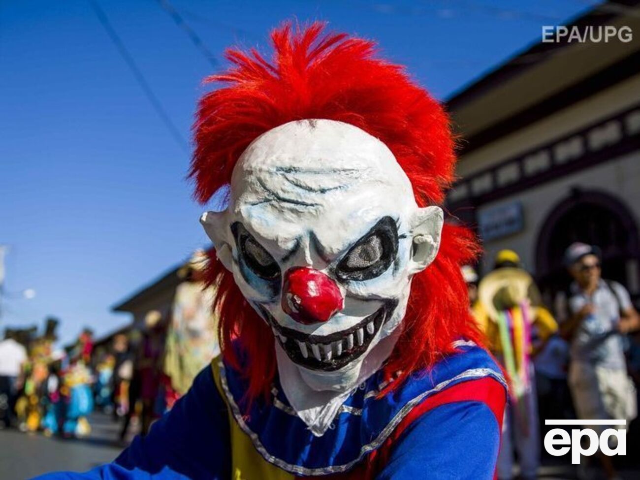 Человек в костюме клоуна с воздушными шариками и цветами убил женщину на пороге ее собственного дома