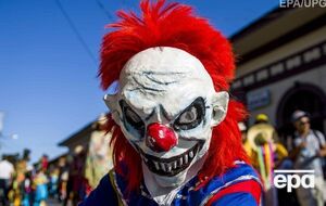 Человек в костюме клоуна с воздушными шариками и цветами убил женщину на пороге ее собственного дома