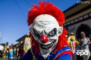 Человек в костюме клоуна с воздушными шариками и цветами убил женщину на пороге ее собственного дома