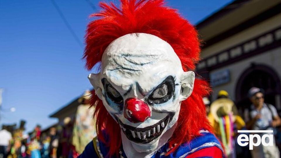 Человек в костюме клоуна с воздушными шариками и цветами убил женщину на пороге ее собственного дома